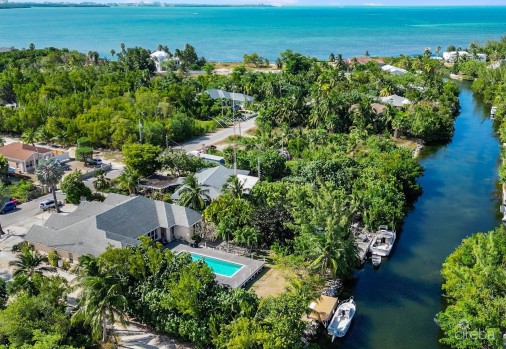4,465 Sf Canal Front Duplex With Pool  (both Sides - Or Individually) 4,465 Sf Canal Front Duplex With Pool  (both Sides - Or Individually)