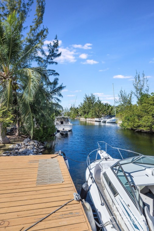 4,465 Sf Canal Front Duplex With Pool  (both Sides - Or Individually) 4,465 Sf Canal Front Duplex With Pool  (both Sides - Or Individually)