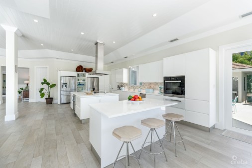 Chiaro Di Luna, A Luxury Ocean Front Estate In Vista Del Mar