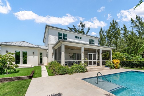 The Lakes Executive Family Home With Pool