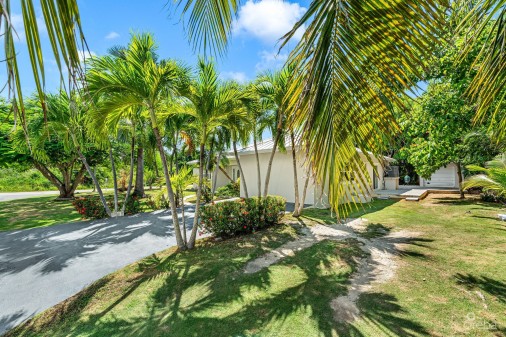 Spacious 4-bedroom Home In Tropical Gardens