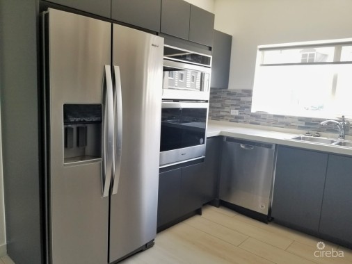 Royal Pines Spacious Townhouse Style Condo--end Unit--fenced Back Garden