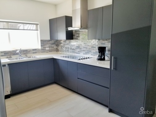 Royal Pines Spacious Townhouse Style Condo--end Unit--fenced Back Garden