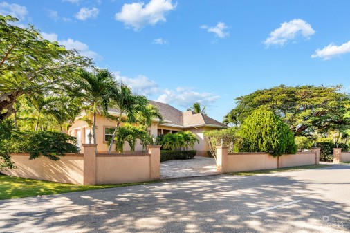 Large 5- Bedroom Home In Beach Bay, Bodden Town