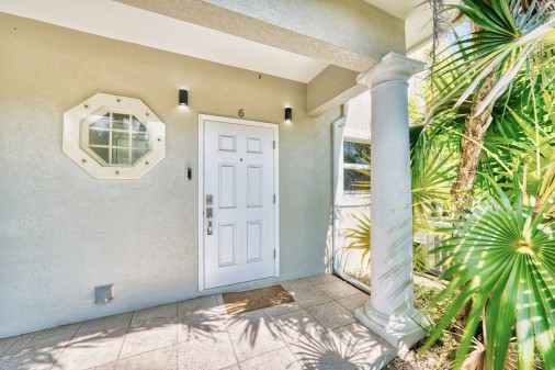 Glen Eden Renovated 2 Bed End Unit With Enclosed Yard