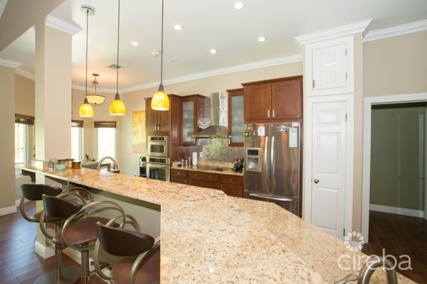 THE VENETIA - SOUTH SOUND FAMILY HOME WITH POOL