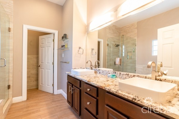THE VENETIA - SOUTH SOUND FAMILY HOME WITH POOL