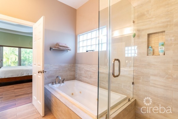 THE VENETIA - SOUTH SOUND FAMILY HOME WITH POOL