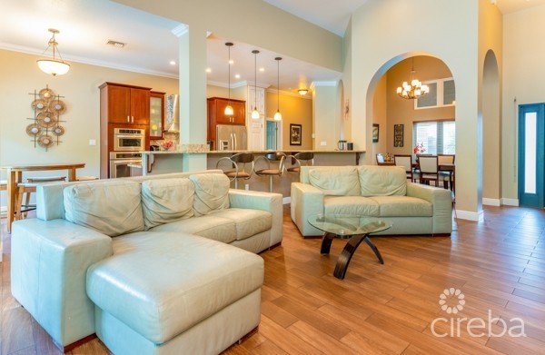 THE VENETIA - SOUTH SOUND FAMILY HOME WITH POOL