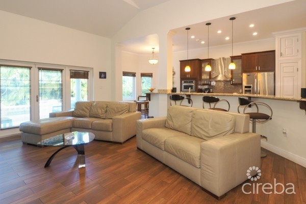 THE VENETIA - SOUTH SOUND FAMILY HOME WITH POOL