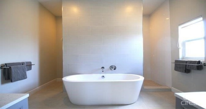 4 BED NEW CONTEMPORARY CANAL FRONT HOME RED BAY