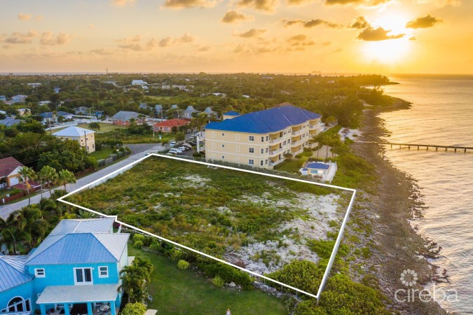 WAVES  13, 3 BED PLUS DEN WATERFRONT TOWNHOME