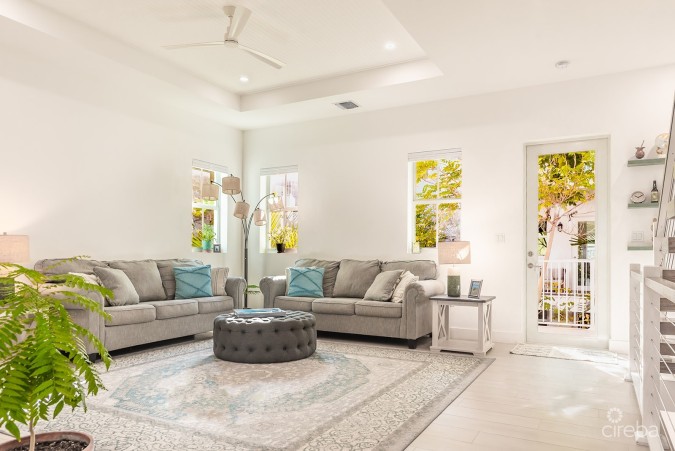 4BED PERIWINKLE COURTYARD HOME WITH DOCK