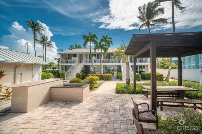 ISLAND PINE VILLAS ON SEVEN MILE BEACH