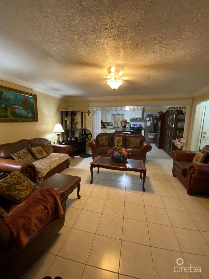 PROSPECT TRI-PLEX -   CAYMAN CHIC