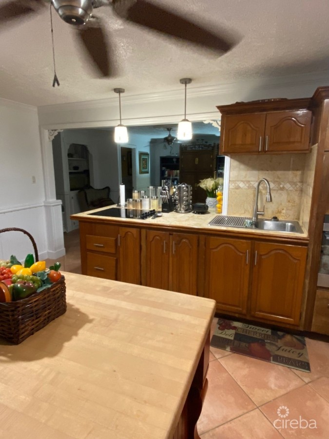 PROSPECT TRI-PLEX -   CAYMAN CHIC