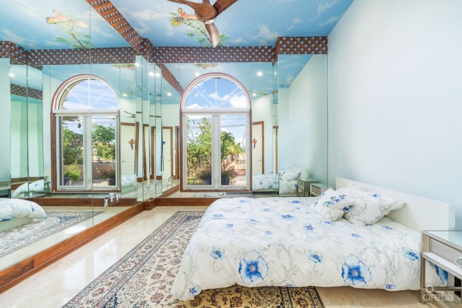 VILLA D'ESTE - A PROSPECT POINT BEACHFRONT RESIDENCE
