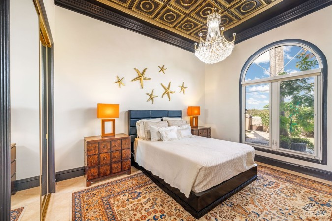 VILLA D'ESTE - A PROSPECT POINT BEACHFRONT RESIDENCE