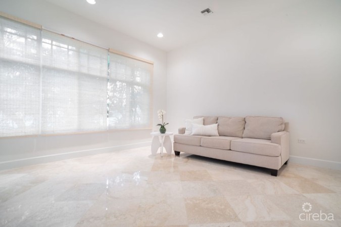 BRITANNIA KINGS COURT TOTALLY RENOVATED TOWNHOME