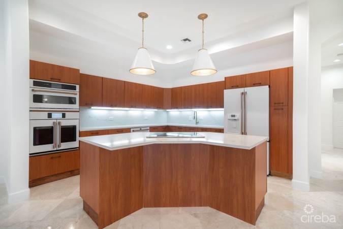 BRITANNIA KINGS COURT TOTALLY RENOVATED TOWNHOME