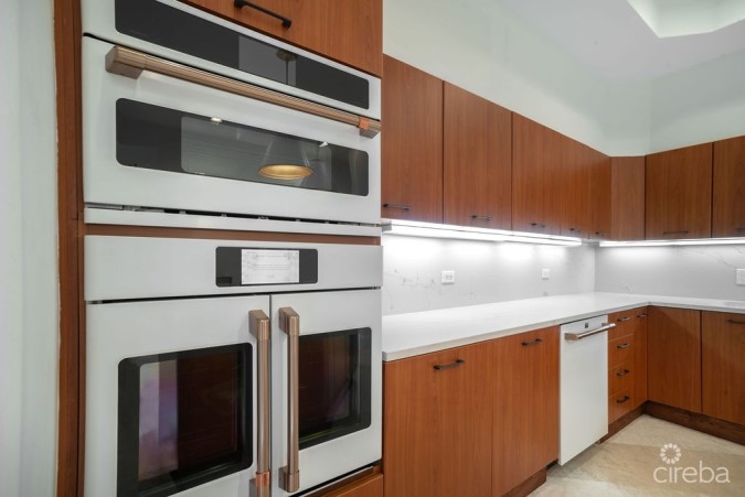 BRITANNIA KINGS COURT TOTALLY RENOVATED TOWNHOME
