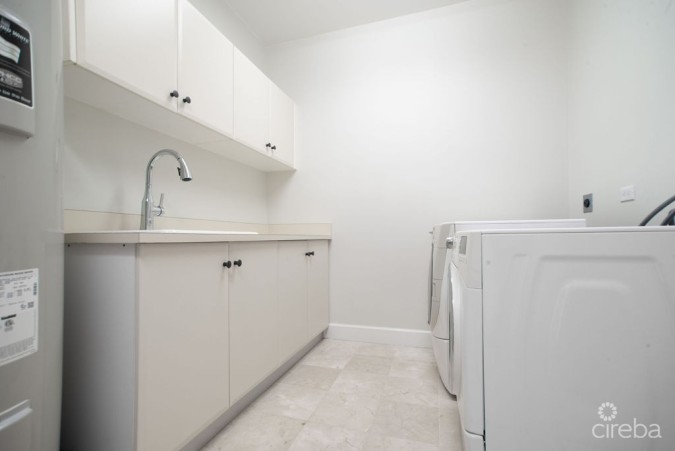 BRITANNIA KINGS COURT TOTALLY RENOVATED TOWNHOME