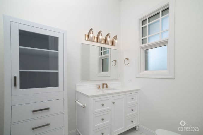 BRITANNIA KINGS COURT TOTALLY RENOVATED TOWNHOME