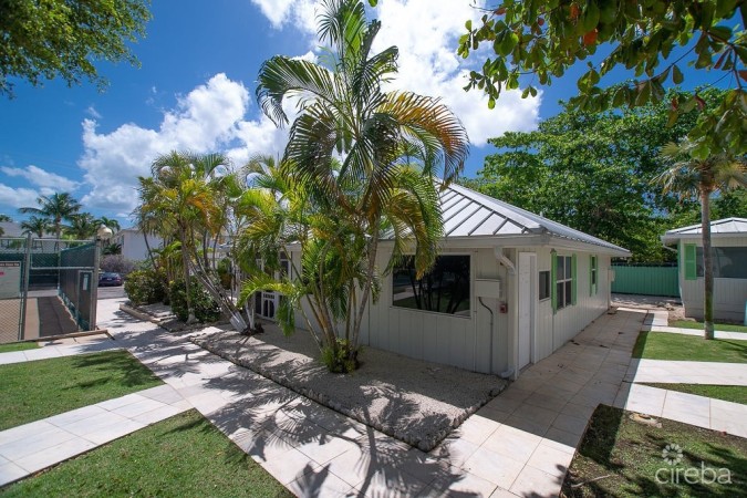 COCOPLUM - 7 MILE BEACH