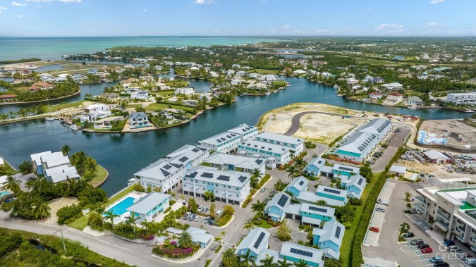4BED PERIWINKLE COURTYARD HOME WITH DOCK