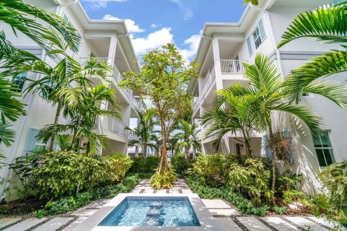 4BED PERIWINKLE COURTYARD HOME WITH DOCK