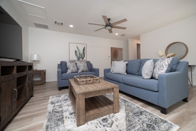 LARGE FAMILY HOME CLOSE TO TOWN