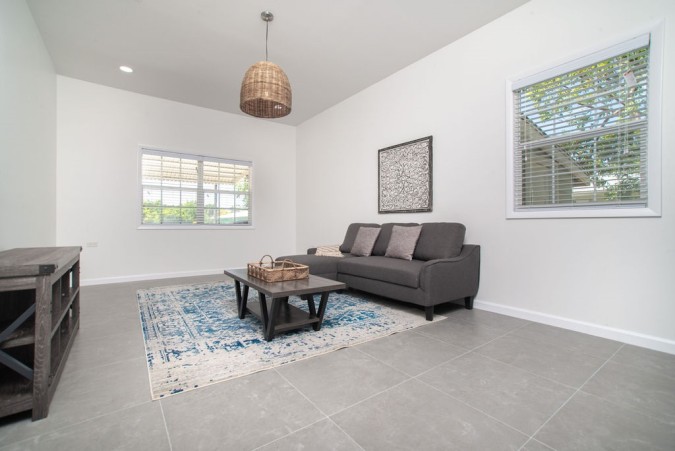 LARGE FAMILY HOME CLOSE TO TOWN