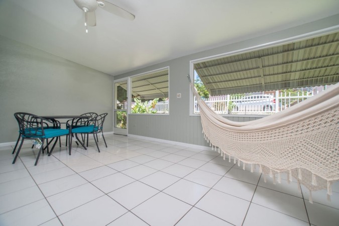 LARGE FAMILY HOME CLOSE TO TOWN