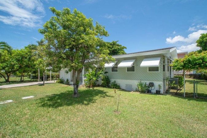 LARGE FAMILY HOME CLOSE TO TOWN