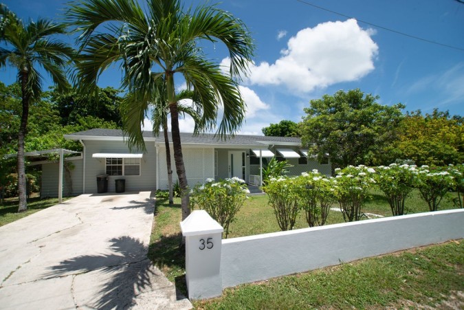 LARGE FAMILY HOME CLOSE TO TOWN