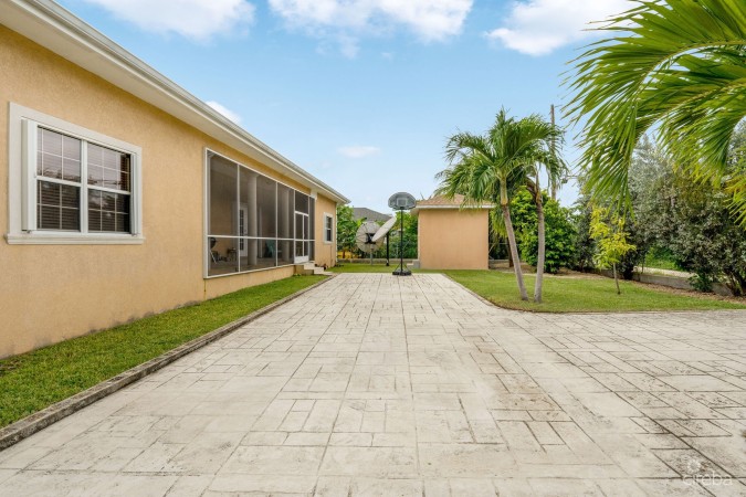 GLADE DRIVE 4 BED PLUS DEN