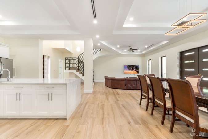 LUXURY DUPLEX OFF MARINA APT 1