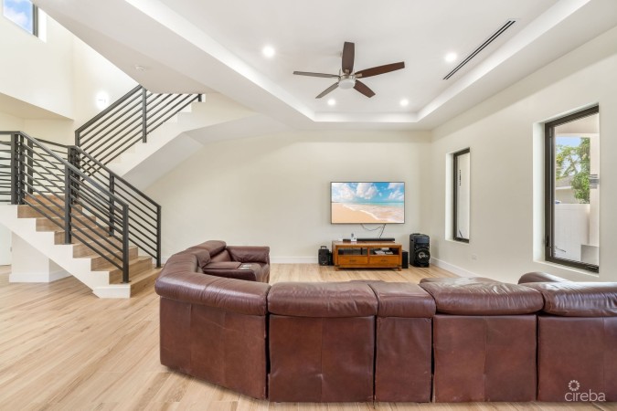 LUXURY DUPLEX OFF MARINA APT 1