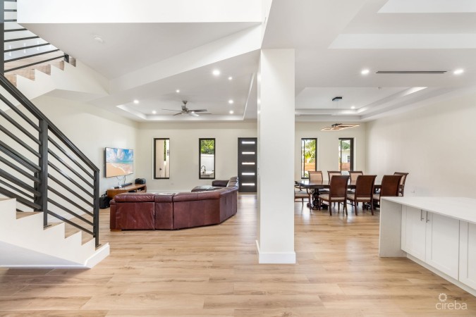 LUXURY DUPLEX OFF MARINA APT 1