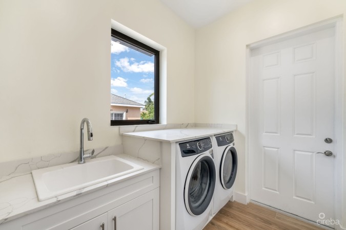 LUXURY DUPLEX OFF MARINA APT 1