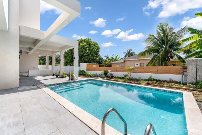 LUXURY DUPLEX OFF MARINA APT 1
