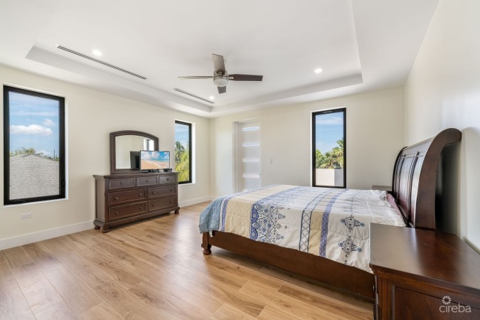 LUXURY DUPLEX OFF MARINA APT 1