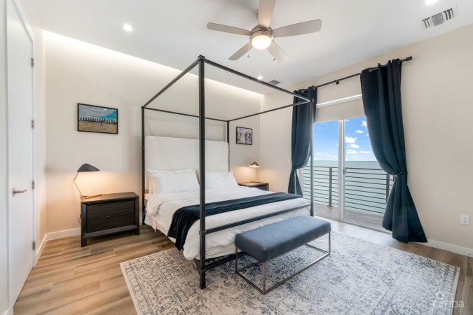 OCEAN CREST, 4 BEDROOM, WATERFRONT + DOCK