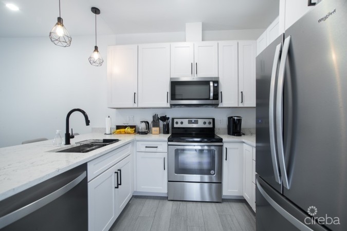HILTON ESTATES ELEGANT TOP FLOOR UNIT