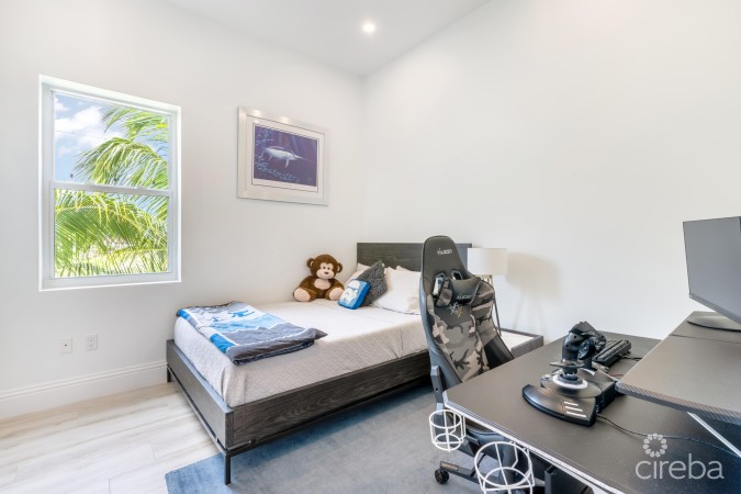 TURNBERRY VILLAS WEST - END UNIT