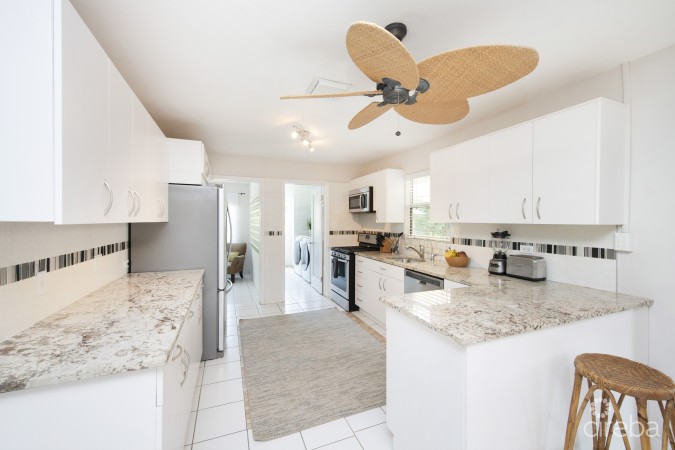 CHARMING FAMILY HOME NEAR SPOTTS BEACH- 19 QUAIL STREET