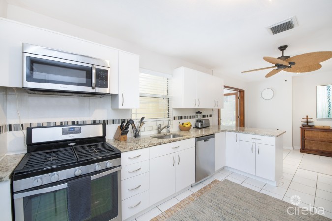 CHARMING FAMILY HOME NEAR SPOTTS BEACH- 19 QUAIL STREET