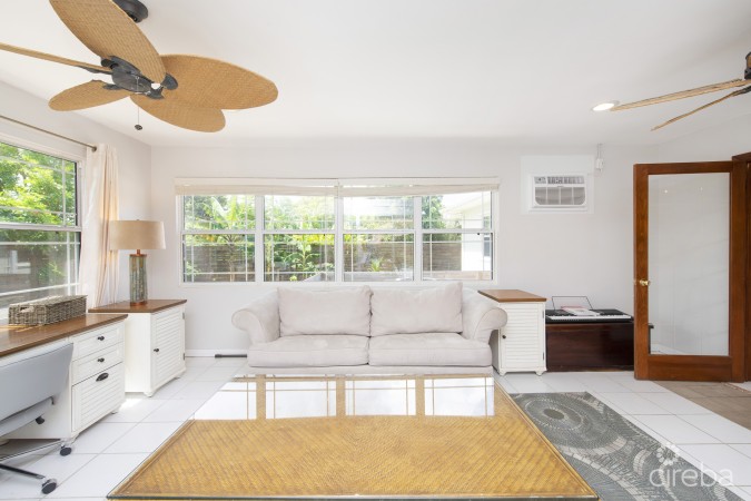 CHARMING FAMILY HOME NEAR SPOTTS BEACH- 19 QUAIL STREET
