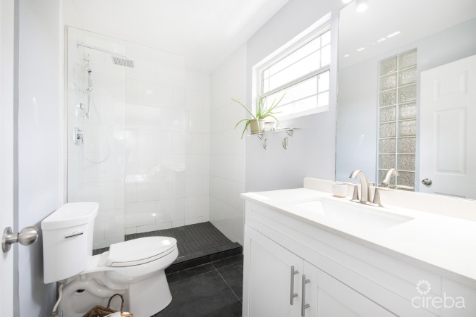 CHARMING FAMILY HOME NEAR SPOTTS BEACH- 19 QUAIL STREET