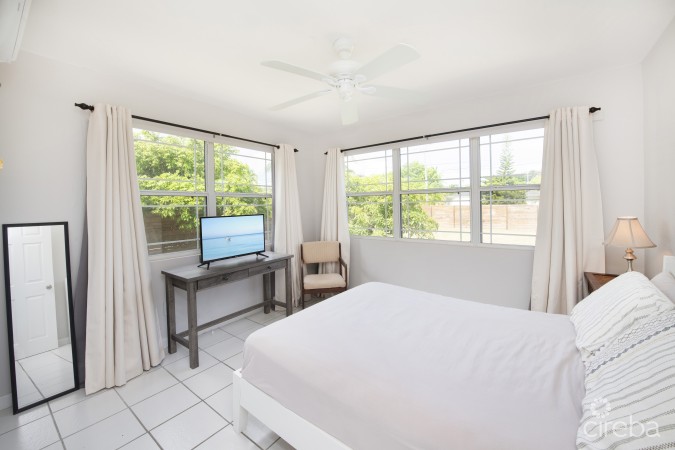 CHARMING FAMILY HOME NEAR SPOTTS BEACH- 19 QUAIL STREET